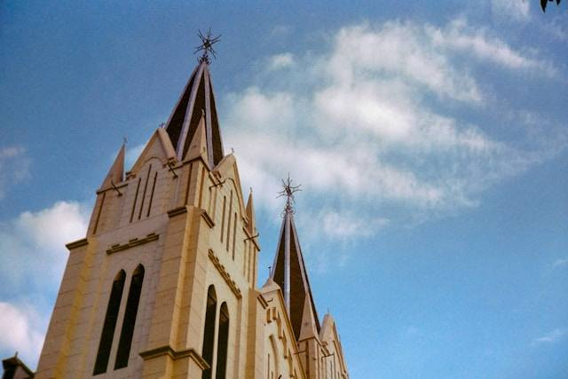 Gereja Katolik di Batu Malang. Foto hanyalah ilustrasi, bukan tempat yang sebenarnya. Sumber: Unsplash/Alarice