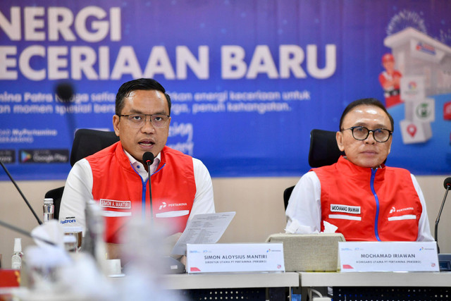 Direktur Utama Pertamina, Simon Aloysius Mantiri (kiri) dan Komisaris Utama Pertamina, Mochamad Iriawan (kanan) pada kunjungan ke Integrated Terminal Jakarta di Plumpang, Tanjung Priok, Selasa (31/12). Foto: Dok. Pertamina