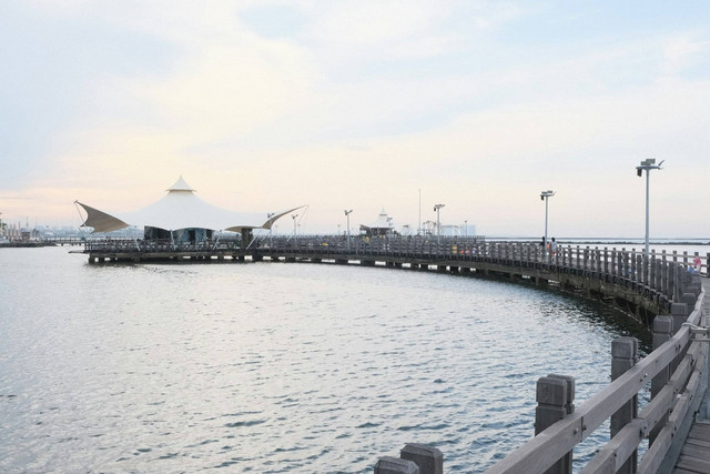 Apakah Pantai Ancol Buka 24 Jam? Foto Pantai Ancol. Sumber: Unsplash/James Tiono.