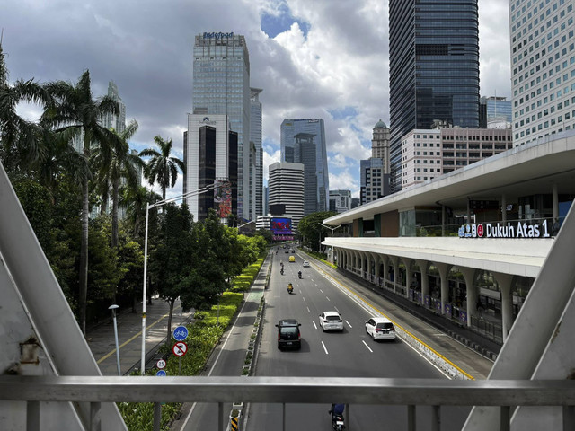 Kondisi jalanan tampak lengang di Jalan Sudirman-Thamrin, Rabu (1/1/2025). Foto: Rayyan Farhansyah/kumparan