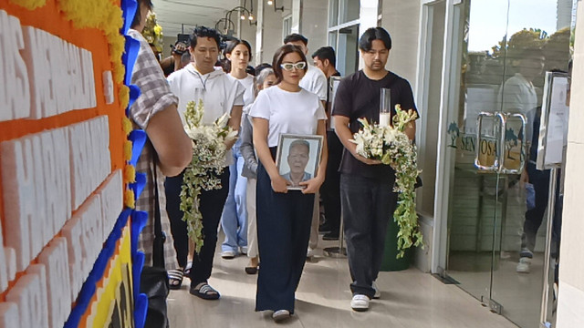 Jessica Iskandar dalam proses kremasi ayahnya, Krematorium Sentosa, Jakarta Pusat, Rabu (1/1/2025). Foto: Giovanni/kumparan