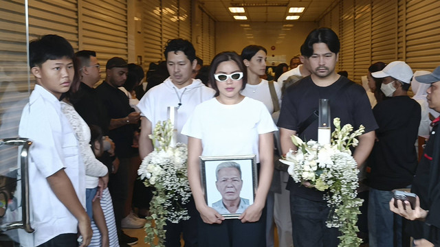 Jessica Iskandar dalam proses kremasi ayahnya, Krematorium Sentosa, Jakarta Pusat, Rabu (1/1/2025). Foto: Giovanni/kumparan