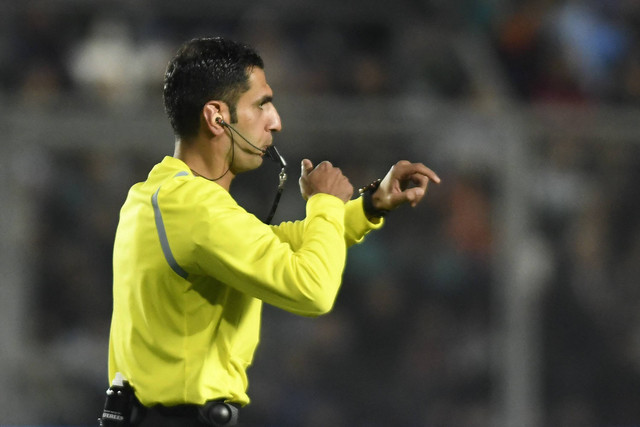 Wasit Salman Ahmad Falahi. Foto: ANDRES LARROVERE/AFP