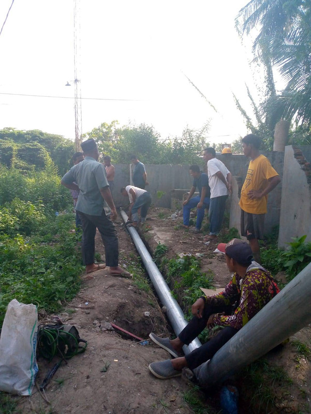 Gambar 1. Kegiatan Pembangunan Pompanisasi di Desa Deng