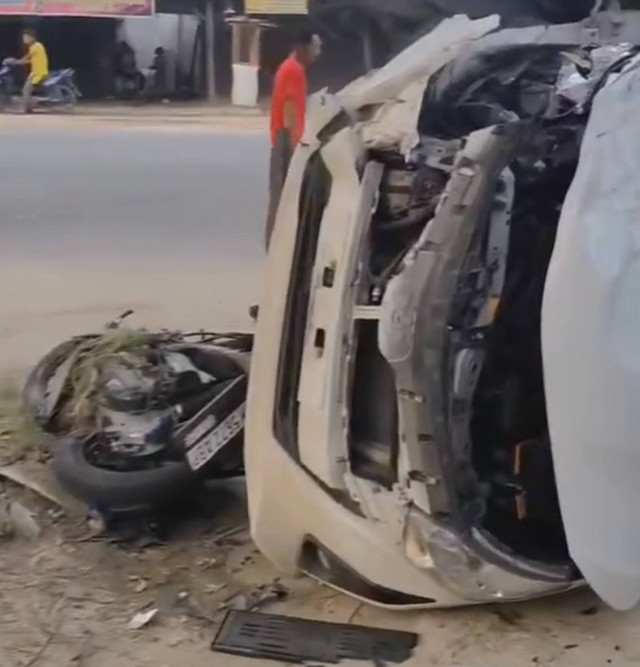 Kondisi mobil yang menabrak satu keluarga hingga tewas di Jalan Hangtuah, Kecamatan Tenayan Raya, Kota Pekanbaru, Riau, Rabu (1/1/2025). Foto: Dok. Polresta Pekanbaru