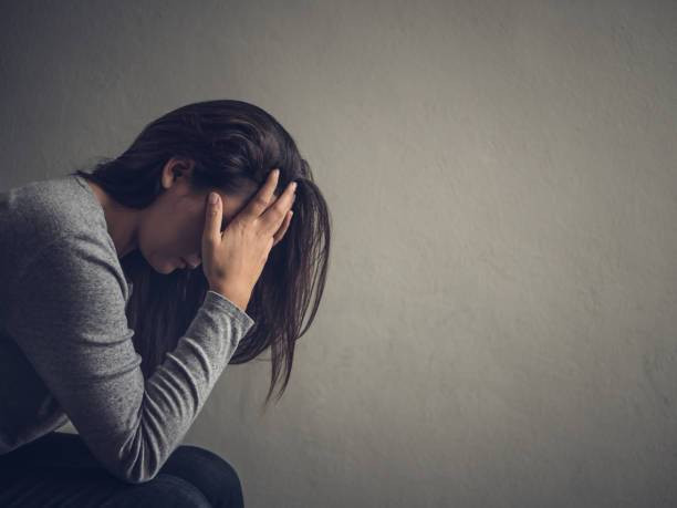 krisis kesehatan mental pada remaja. https://www.istockphoto.com/id/foto/wanita-depresi-duduk-di-kursi-di-kamar-gelap-di-rumah-lonly-sedih-konsep-emosi-gm865618914-143760849?searchscope=image%2Cfilm