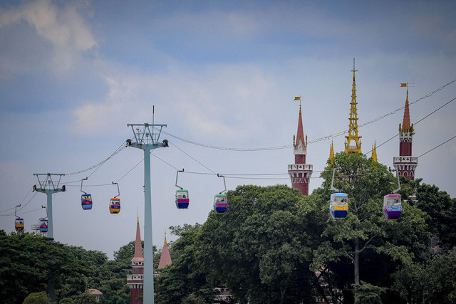 Warga berada di kereta gantung Taman Mini Indonesia Indah (TMII) saat libur tahun baru 2025, Jakarta, Rabu (1/1/2025). Foto: Jamal Ramadhan/kumparan