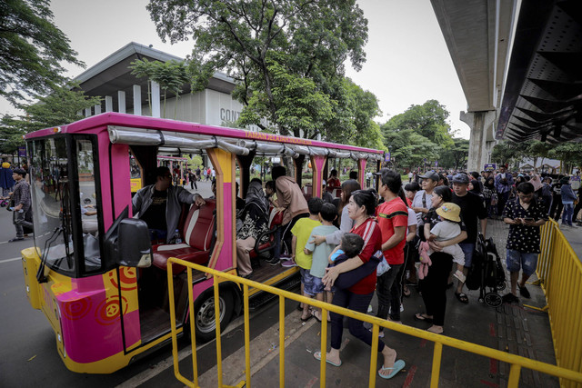 Warga mengunjungi Taman Mini Indonesia Indah (TMII) saat libur tahun baru 2025, Jakarta, Rabu (1/1/2025). Foto: Jamal Ramadhan/kumparan