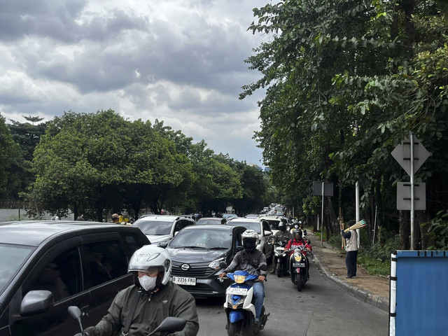 Kemacetan di Jalan TB Simatupang arah Jalan RM Harsono (Pintu masuk utama ragunan), Rabu (1/1/2025). Foto: Rayyan Farhansyah/kumparan