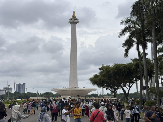 Suasana ramai Monas, Jakarta di hari pertama 2025 pada Rabu (1/1/2025). Foto: Abid Raihan/kumparan