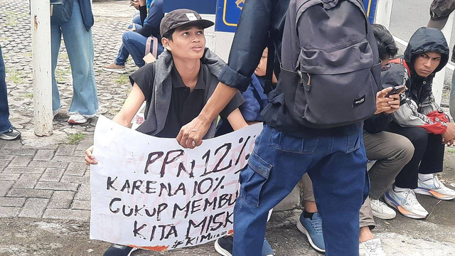 Suasana demonstrasi masyarakat di Kantor Wilayah Direktorat Jenderal Pajak (DJP) Daerah Istimewa Yogyakarta (DIY), Pugeran Maguwoharjo, Depok, Sleman, Selasa (31/12/2024). Foto: Hadid Husaini