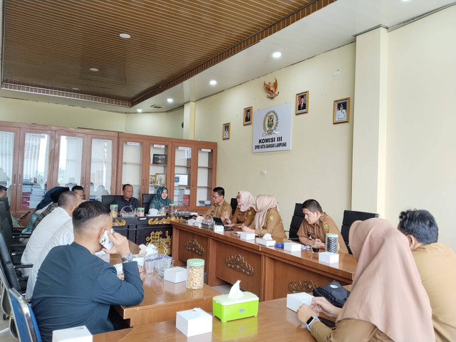 Rapat Dengar Pendapat (RDP) Komisi III DPRD Kota Bandar Lampung bersama dengan Plt Asisten Bidang Pemerintahan dan Dinas Lingkungan Hidup, menindaklanjuti penyegelan Tempat Pemrosesan Akhir (TPA) Bakung | Foto : Eka Febriani / Lampung Geh