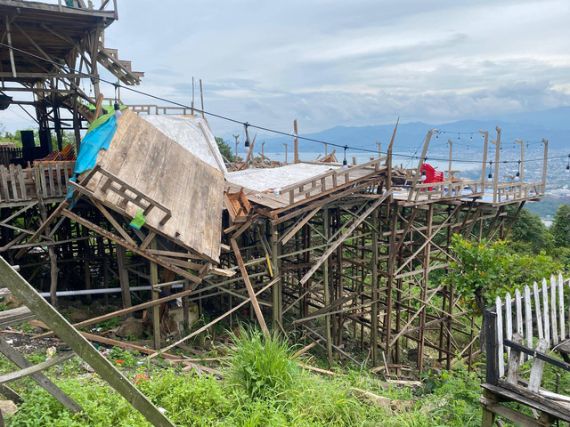 Cafe (Kedai) di Jalan Pemancar Telkom, Kelurahan Way Gubak, Kecamatan Sukabumi, Bandar Lampung ambruk pada malam tahun baru 2025. | Foto: Sinta Yuliana/Lampung Geh