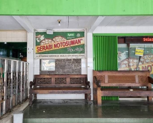 Gerai Serabi Notosuman Ny. Lidia di Jalan Mohammad Yamin, Surakarta. (sumber: dokumentasi pribadi)