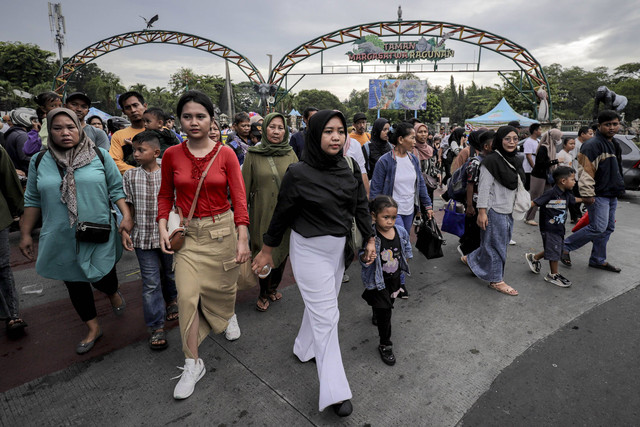 Sejumlah pengunjung keluar dari Gerbang Taman Margasatwa Ragunan, Rabu (1/1/2025). Foto: Jamal Ramadhan/kumparan