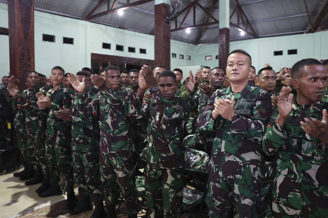 Sejumlah prajurit TNI bertepuk tangan saat Presiden RI Prabowo Subianto ikut memberikan sambutan melalui video call ke prajurit TNI di Papua, Selasa (31/12/2024). Foto: Dok. Puspen TNI