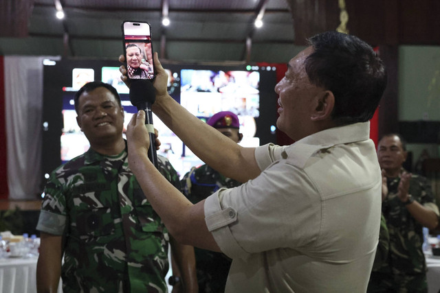 Presiden RI Prabowo Subianto ikut memberikan sambutan melalui video call ke prajurit TNI di Papua, Selasa (31/12/2024).  Foto: Dok. Puspen TNI