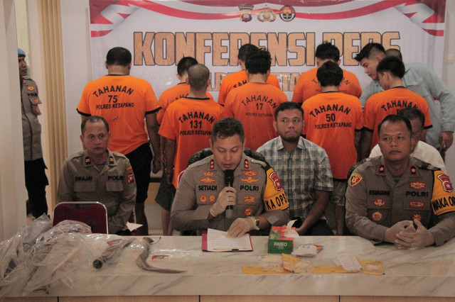 Kapolres Ketapang, AKBP Setiadi saat menggelar konferensi pers. Foto: Dok. Polres Ketapang