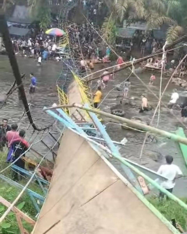 Suasana Jembatan Gantung yang putus di tempat wisata Sungai Malus Batu Pepe, Kelurahan Petanang Ilir, Kecamatan Lubuklinggau Utara I, Kota Lubuklinggau. Foto : Istimewa