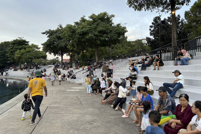 Sejumlah pengunjung berwisata di Taman Lapangan Banteng, Jakarta Pusat, Rabu (1/1/2024).  Foto: Abid Raihan/kumparan