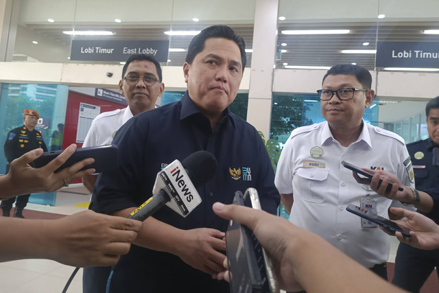 Menteri BUMN Erick Thohir bersama Direktur Pengembangan Usaha dan Kelembagaan PT KAI Rudi As Aturridha di Stasiun BNI City, Rabu (1/1/2024). Foto: Muhammad Fhandra Hardiyon/kumparan