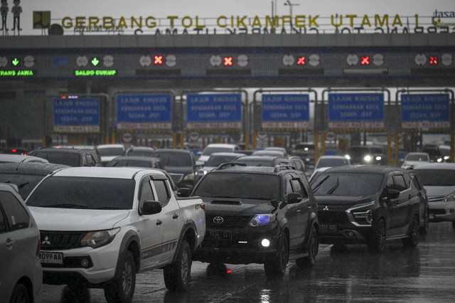 Sejumlah kendaraan melintas di Gerbang Tol Cikampek Utama 1, Kabupaten Karawang, Jawa Barat, Rabu (1/1/2025).  Foto: Muhammad Ramdan/ANTARA FOTO