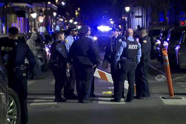 Polisi mendatangi lokasi di mana sebuah truk pikap melaju ke kerumunan orang di Bourbon Street di French Quarter, New Orleans, Louisiana, A.S., 1 Januari 2025. Foto: ABC Affiliate WGNO/Handout via REUTERS 