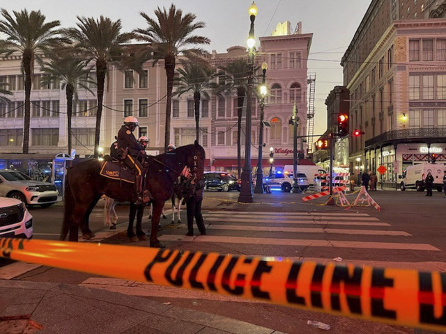 Kepolisian berkuda melakukan penjagaan di lokasi kecelakaan yang menabrak kerumunan di New Orleans, Amerika Serikat, Rabu (1/1/2025). Foto: MATTHEW HINTON/AFP