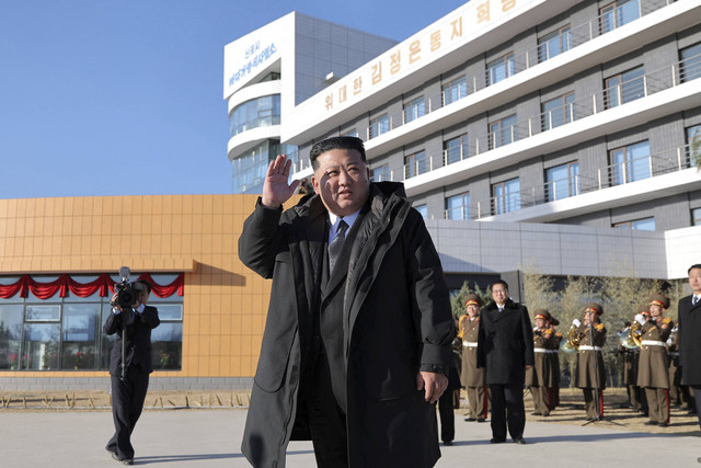 Presiden Kim Jong-un melambaikan tangan saat melakukan peninjauan resor di Wonsan, Korea Utara, Minggu (29/12/2024). Foto: KCNA/via REUTERS