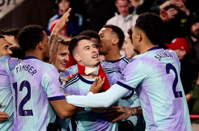 Selebrasi gol Gabriel Martinelli saat laga Brentford vs Arsenal dalam lanjutan Liga Inggris 2024/25 di GTech Community Stadium pada Kamis (2/1) dini hari WIB. Foto: REUTERS/David Klein