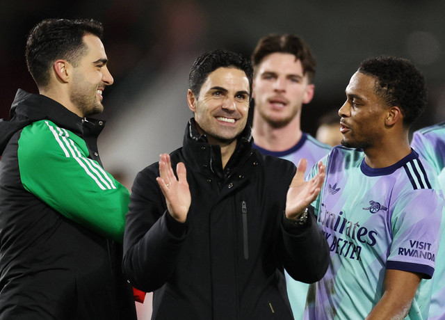 Selebrasi Mikel Merino, Mikel Arteta, Declan Rice, & Jurrien Timber usai laga Brentford vs Arsenal dalam lanjutan Liga Inggris 2024/25 di GTech Community Stadium pada Kamis (2/1) dini hari WIB. Foto: REUTERS/David Klein