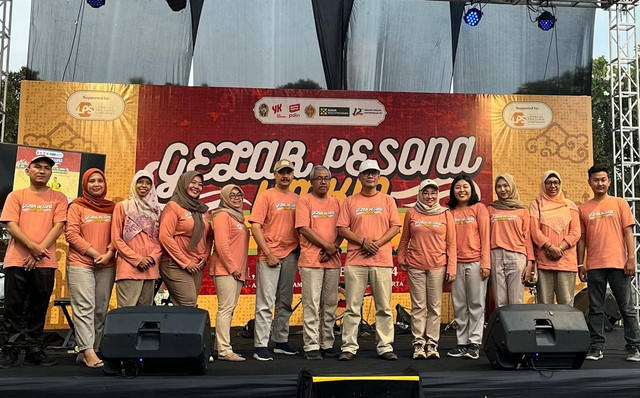 Foto bersama Kepala Dinas dan Pekerja Dinas Perindustrian Koperasi dan UKM Kota YK pada acara event "Gelar Pesona UMKM"