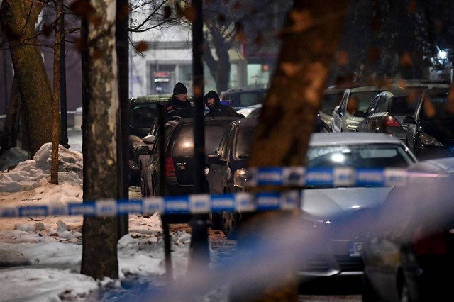 Polisi dan unit pertahanan sipil Montenegro, berada di lokasi penembakan sebuah restoran di Bajice, dekat kota Cetinje, Montenegro, Rabu (1/1). Foto: Savo PRELEVIC / AFP