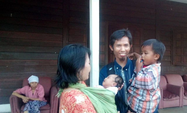 Budi Hartoyo, founder Yayasan Bilyatimi Peduli Nusantara, saat menggendong salah satu anak asuhnya. Foto: Dok. pribadi