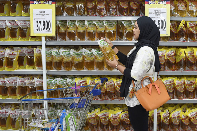 Konsumen berbelanja minyak goreng di Supermarket. Foto: ANTARA FOTO/M Risyal Hidayat