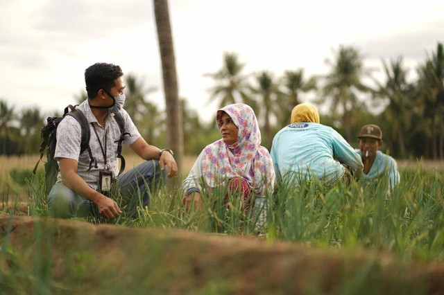 Ilustrasi Mantri Desa BRI yang mengobrol dengan masyarakat. Foto: dok. BRI