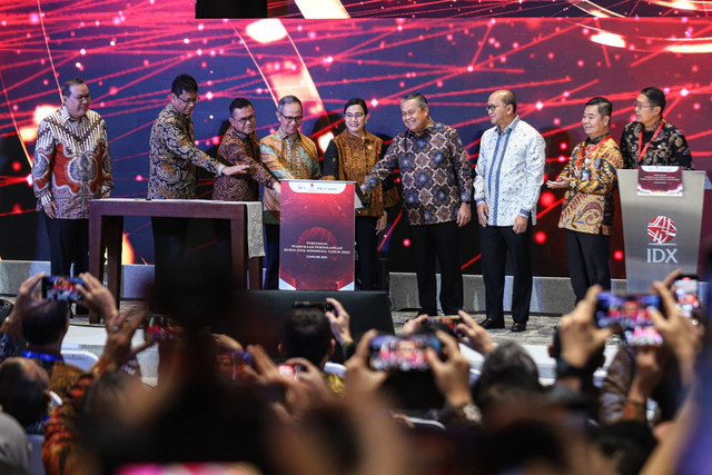 Sri Mulyani didampingi oleh Gubernur Bank Indonesia Perry Warjiyo, Direktur Utama PT Bursa Efek Indonesia Iman Rachman membuka perdagangan BEI Tahun 2025 di Bursa Efek Indonesia, Jakarta, Kamis (2/1/2025). Foto: Iqbal Firdaus/kumparan