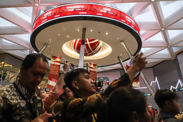 Layar menampilkan sejumlah pergerakan saham di Bursa Efek Indonesia, Jakarta, Kamis (2/1/2025). Foto: Iqbal Firdaus/kumparan