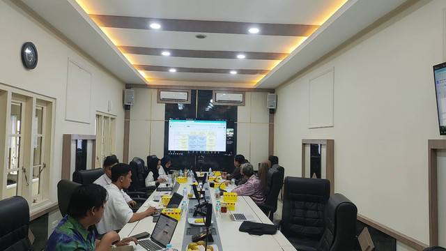 Rapat dengan pimpinan kantor. Sumber : foto pribadi