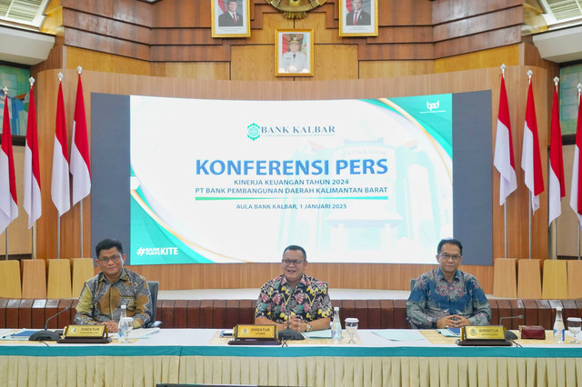 Jajaran Direksi Bank Kalbar saat menggelar konferensi pers. Foto: Dok. Bank Kalbar