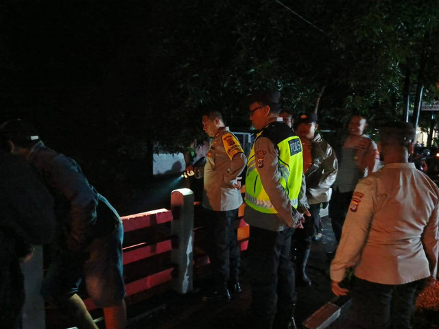 Petugas berada di lokasi kejadian seorang pria berinisial YAW (32) melompat dari jembatan ke Sungai Winongo, Jetis, Kabupaten Bantul pada Rabu (1/1) pukul 22.00 WIB.
 Foto: Dok. Polres Bantul