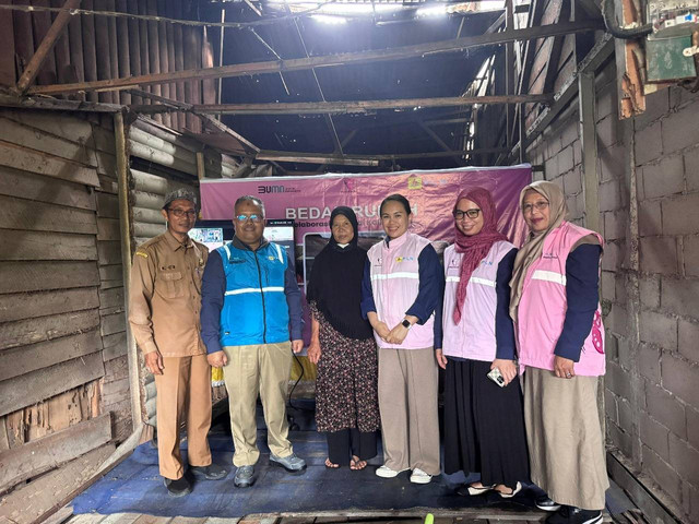 General Manager PLN UID Kalbar, Joice Lanny Wantania (tiga dari kanan) foto bersama Syamsuriati Ningsih, warga kurang mampu di Desa Kuala Dua, Kubu Raya, (tiga dari kiri), dan turut dihadiri oleh Kepala Desa Kuala Dua, Abas, (pertama dari kiri), Manager PLN ULP Rasau Jaya, Heri Suwanto (dua dari kiri), Ketua Srikandi PLN UID Kalimantan Barat, Mitri Marlina Muis, (dua dari kanan) dan Ketua Srikandi PLN Nusantara Power, Suyati (pertama dari kanan). Foto: Dok. PLN Kalbar