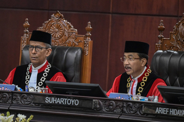 Ketua Mahkamah Konstitusi Suhartoyo (kanan) didampingi hakim konstitusi Saldi Isra (kiri) memimpin sidang pleno khusus Penyampaian Laporan Tahunan 2024 dan Pembukaan Masa Sidang 2025 Mahkamah Konstitusi di ruang sidang Gedung MK, Jakarta, Kamis (2/1) Foto: ANTARA FOTO/Fauzan