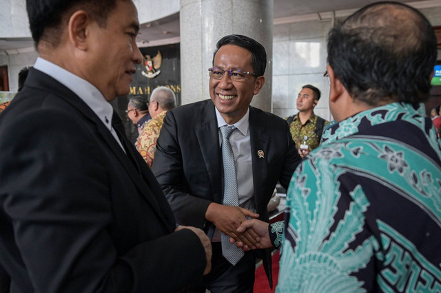 Menteri Hukum Supratman Andi Agtas (tengah) menyapa Menteri Koordinator Bidang Hukum, HAM, Imigrasi, dan Pemasyarakatan Yusril Ihza Mahendra (kiri) dan Ketua Komisi Yudisial Amzulian Rifai (kanan) usai menghadiri sidang pleno di MK. Foto: ANTARA FOTO/Fauzan