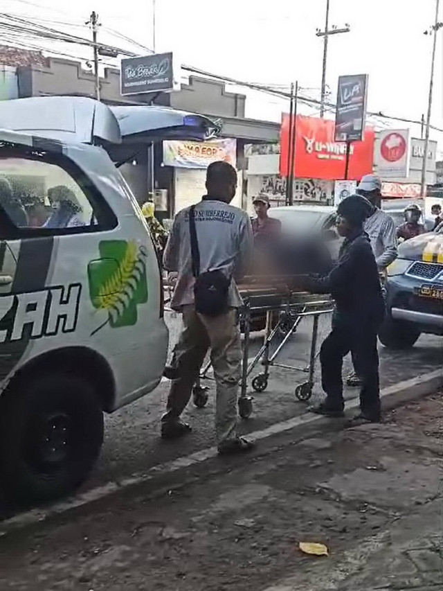 Jenazah SPD (63), warga Dusun Dusun Botoputih, Desa Tlogohaji, Kecamatan Sumberrejo, Kabupaten Bojonegoro saat hendak dibawa pulang ke rumah duka. Kamis (02/01/2025) (Aset: Istimewa)