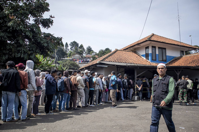 Warga antre melakukan pendaftaran ulang saat pembayaran uang ganti rugi dampak tumpahan cairan kimia di kantor Unit Gakkum Satlantas Polres Cimahi, Padalarang, Kabupaten Bandung Barat, Jawa Barat, Kamis (2/1/2025).  Foto: ANTARA FOTO/Abdan Syakura