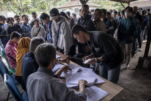 Warga antre melakukan pendaftaran ulang saat pembayaran uang ganti rugi dampak tumpahan cairan kimia di kantor Unit Gakkum Satlantas Polres Cimahi, Padalarang, Kabupaten Bandung Barat, Jawa Barat, Kamis (2/1/2025). Foto: ANTARA FOTO/Abdan Syakura