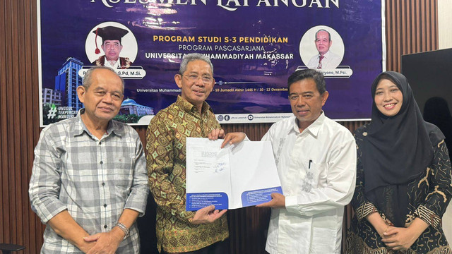 Prof. Irwan Akib Direktur Pascasarjana Unismuh Makassar, saat menerima Surat Keputusan (SK) LAMDIK atas capaian Akreditasi Program S3 Pendidikan Pascasarjana Universitas Muhammadiyah (Unismuh) Makassar 