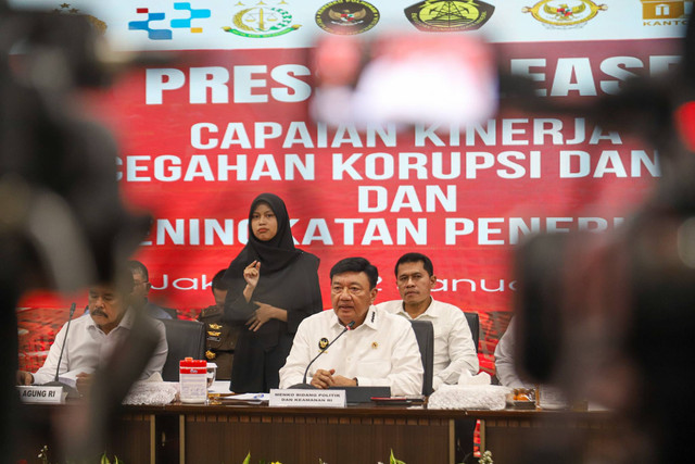 Konferensi Pers Jaksa Agung Burhanuddin bersama Menteri Koordinator Bidang Politik dan Keamanan Republik Indonesia (Menkopolkam RI) Budi Gunawan tentang capaian kinerja desk koordinasi pencegahan korupsi dan perbaikan tata kelola dan desk koordinasi. Foto: Iqbal Firdaus/kumparan