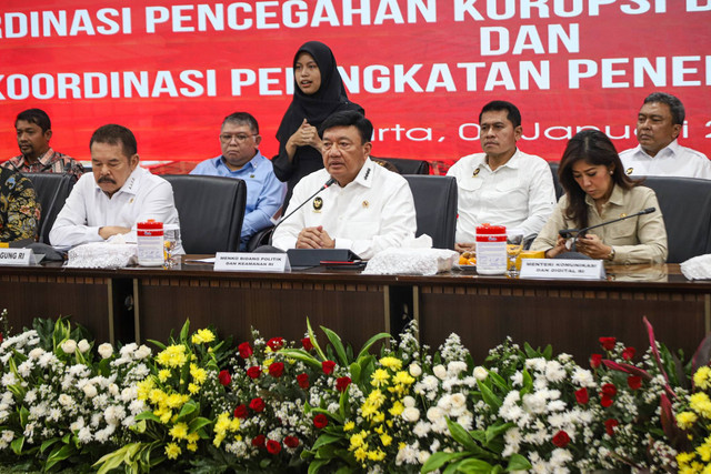 Konferensi Pers Jaksa Agung Burhanuddin bersama Menteri Koordinator Bidang Politik dan Keamanan Republik Indonesia (Menkopolkam RI) Budi Gunawan tentang capaian kinerja desk koordinasi pencegahan korupsi dan perbaikan tata kelola dan desk koordinasi. Foto: Iqbal Firdaus/kumparan